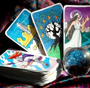 Tarot Karten und Kristallkugel