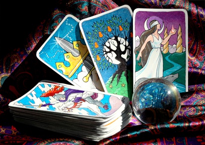 Tarot Karten und Kristallkugel